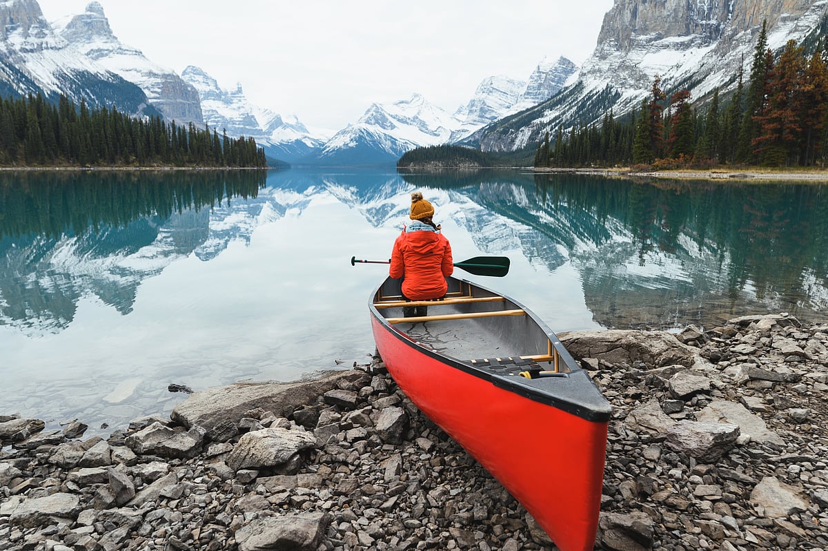 Shutterstock : Kayaking on Maligne Lake with Spirit Island in view, Jasper National Park, Canada