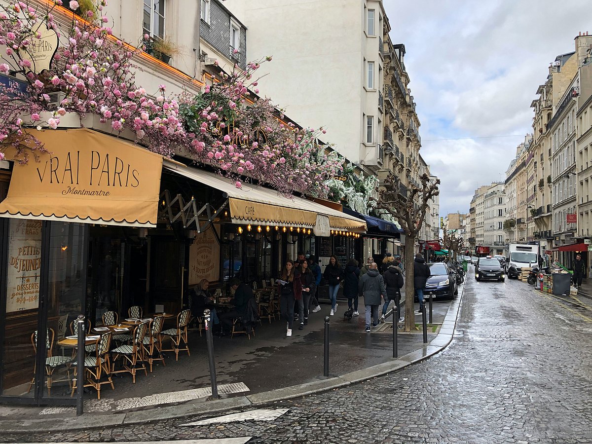 Marloes Hilckmann/Unsplash : A street view of Paris