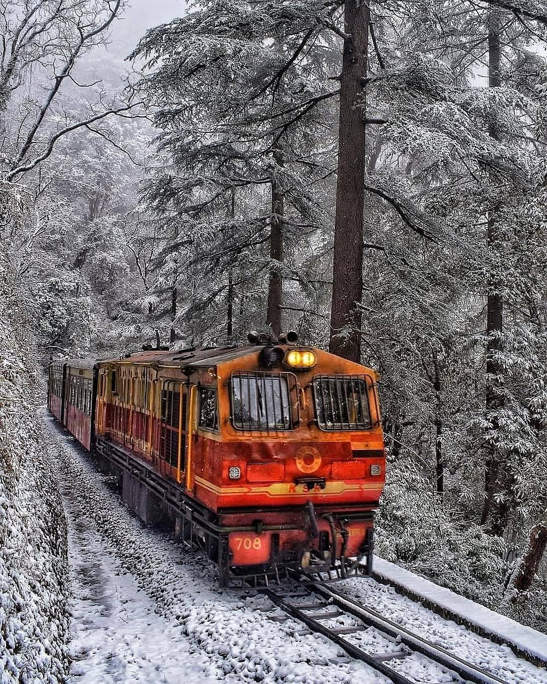 holidify/instagram : Kalka-Shimla toy train during snowy season