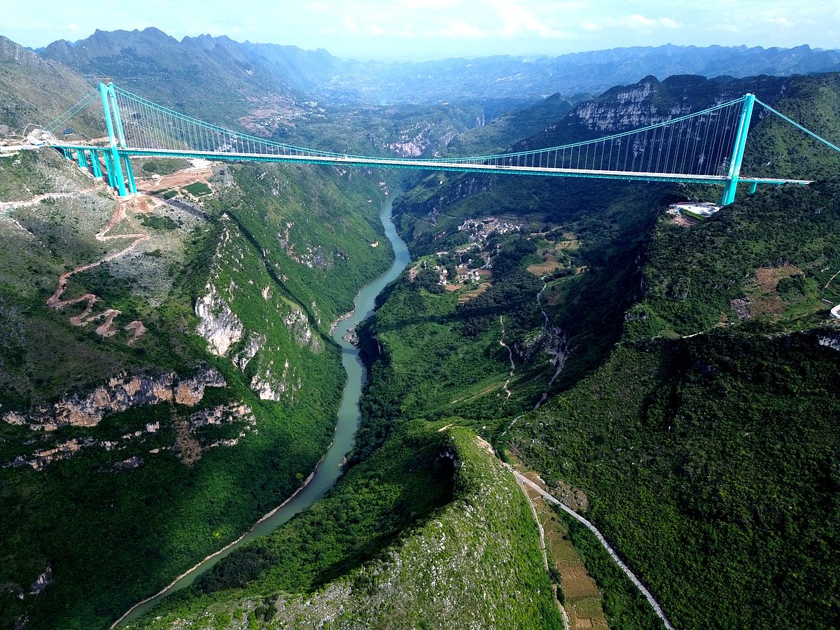 Glabb/Wikimedia Commons : China’s New Huajiang Grand Canyon Bridge