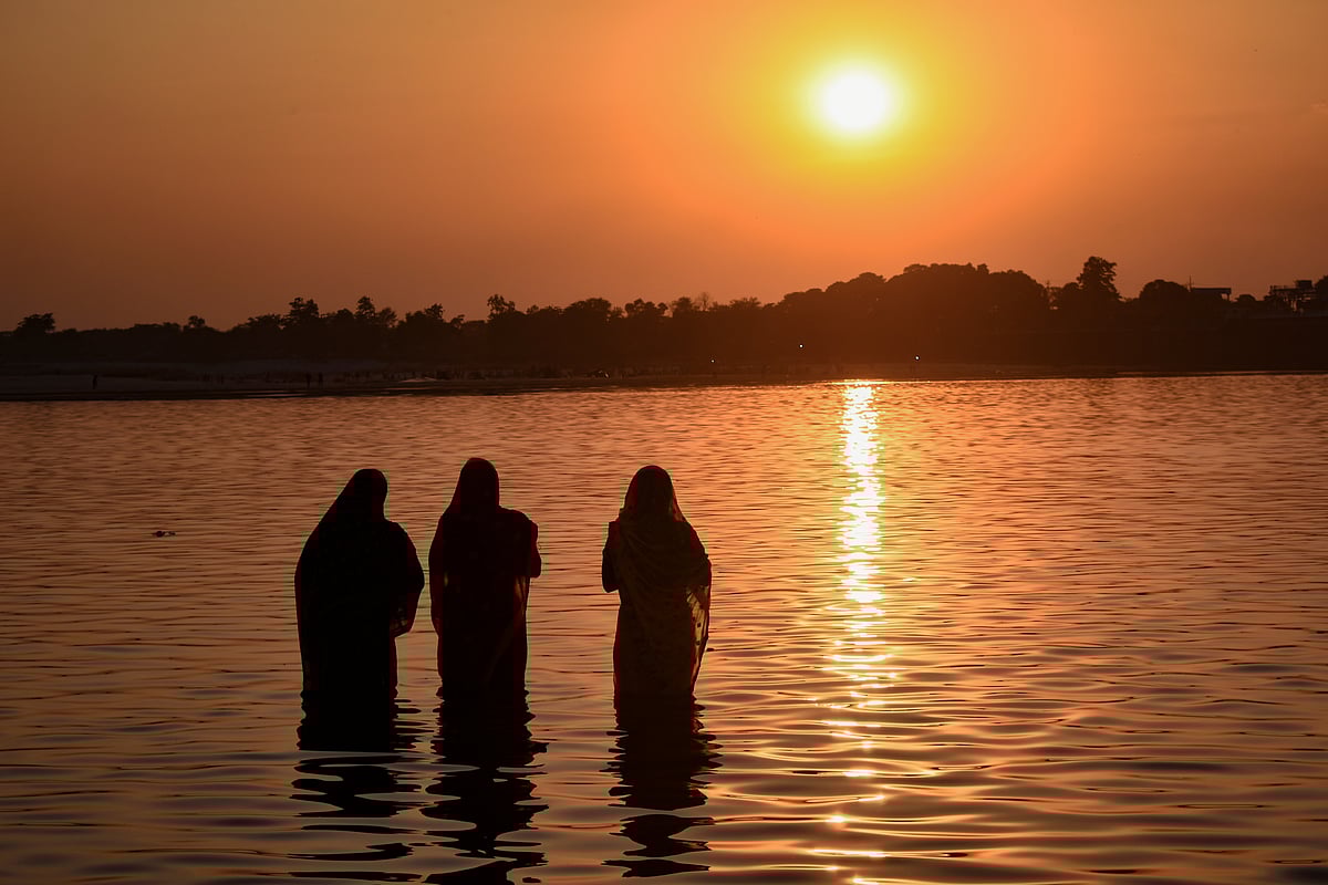 A serene sunset over Durgapur Barrage during Chhath Puja celebrations