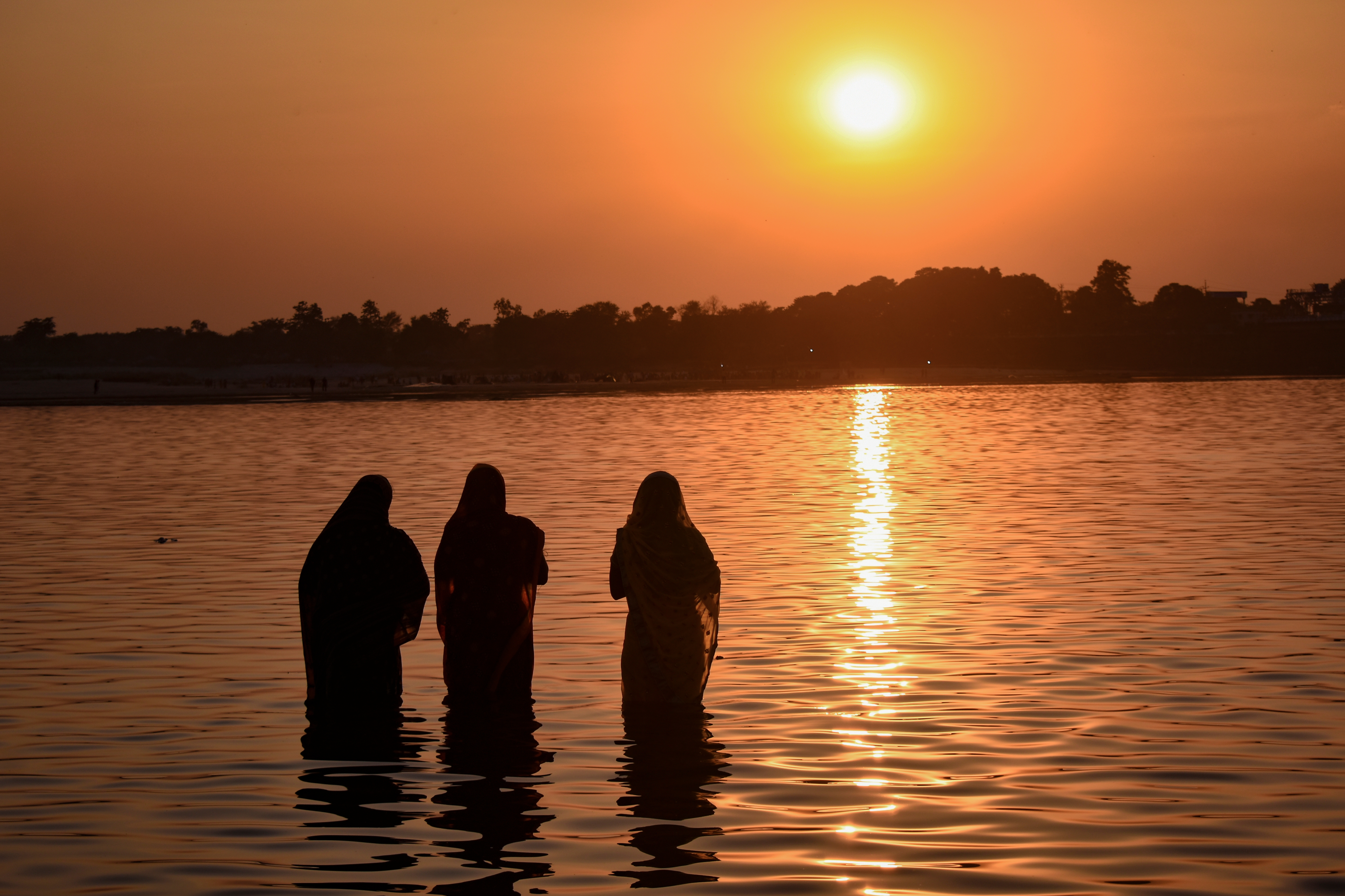 A serene sunset over Durgapur Barrage during Chhath Puja celebrations