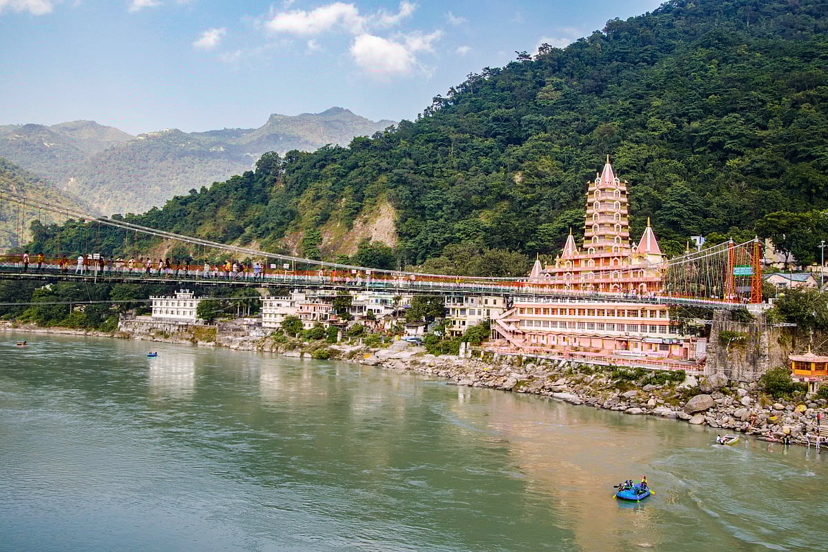 Shutterstock : The historic Lakshman Jhula spanning the Ganga in Rishikesh