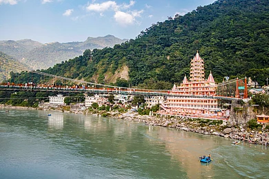 Shutterstock : The historic Lakshman Jhula spanning the Ganga in Rishikesh