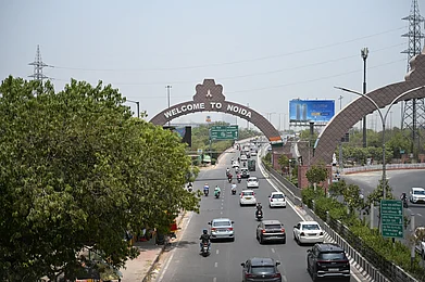 Shutterstock : Traffic flows past the city entry gate in Noida