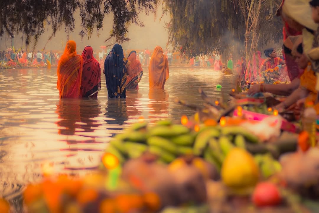 aarohantiwari/Instagram : Devotees gather along the Yamuna as Delhi prepares for Chhath Puja 2025, with thousands expected to offer prayers to the Sun God.