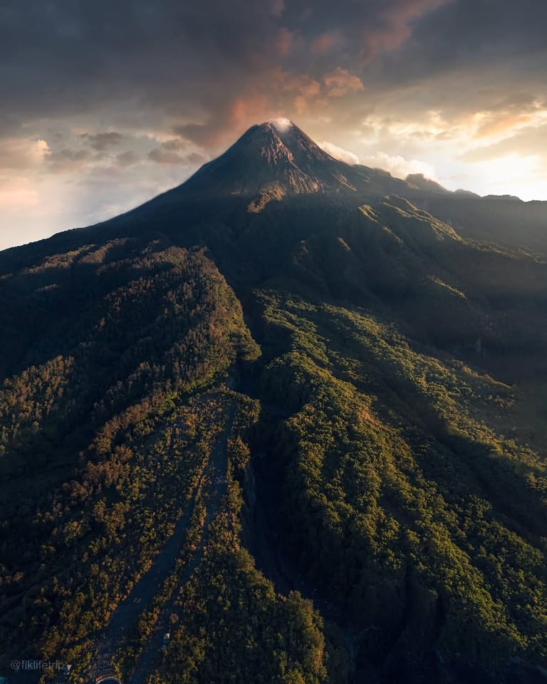 A view of the active Mount Merapi - fiklifetrip/instagram