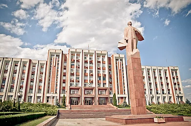 Marco Fieber/Flickr : Transnistria parliament building in Tiraspol with a statue of Vladimir Lenin in front