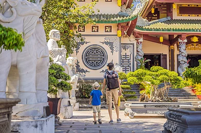 Shutterstock : Father and son explore the Lady Buddha Temple in Da Nang, Vietnam