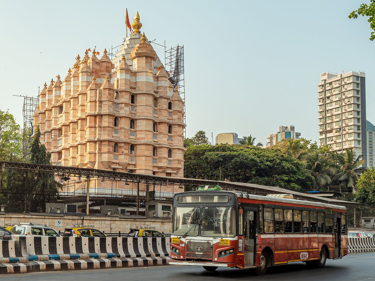 An 18th-century Ganesha temple in Prabhadevi, revered for granting success and new beginnings; one of Mumbai’s most visited shrines.