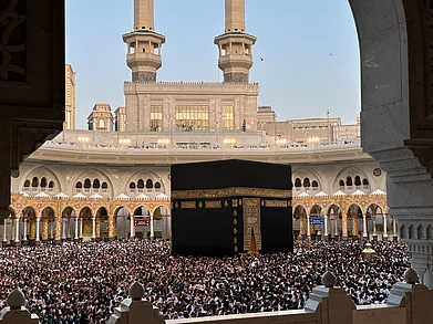 Shutterstock : Pilgrims gather around the Kaaba at Masjid al-Haram in Mecca during Umrah