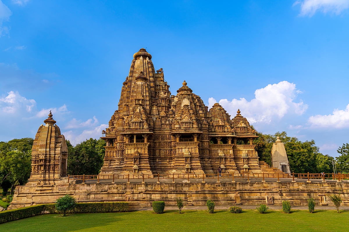 Shutterstock : Vishvanatha Temple at Khajuraho, Madhya Pradesh, stands under a clear blue sky