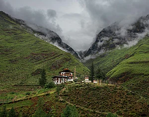 Unsplash : Bhutan’s ‘High Value, Low Volume’ approach keeps tourism mindful, ensuring the kingdom’s quiet beauty stays protected for generations.
