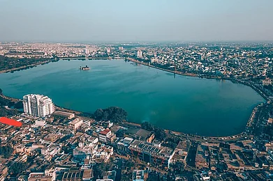 Kushagra140/Wiki Commons : Aerial view of Kota with Seven Wonders park and the Jag Mandir lake