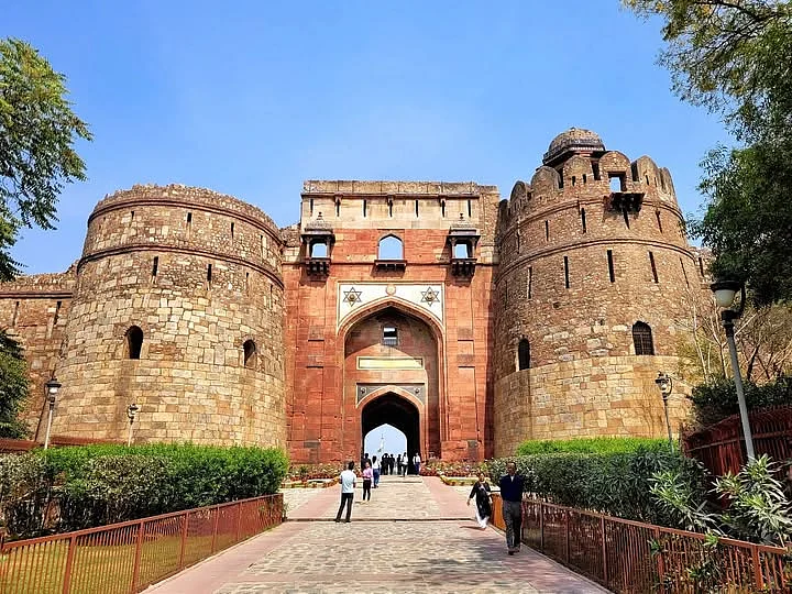 The Delhi Zoo sits along a heritage corridor, with Purana Qila, Khairul Manzil, and the Crafts Museum just a short walk away.