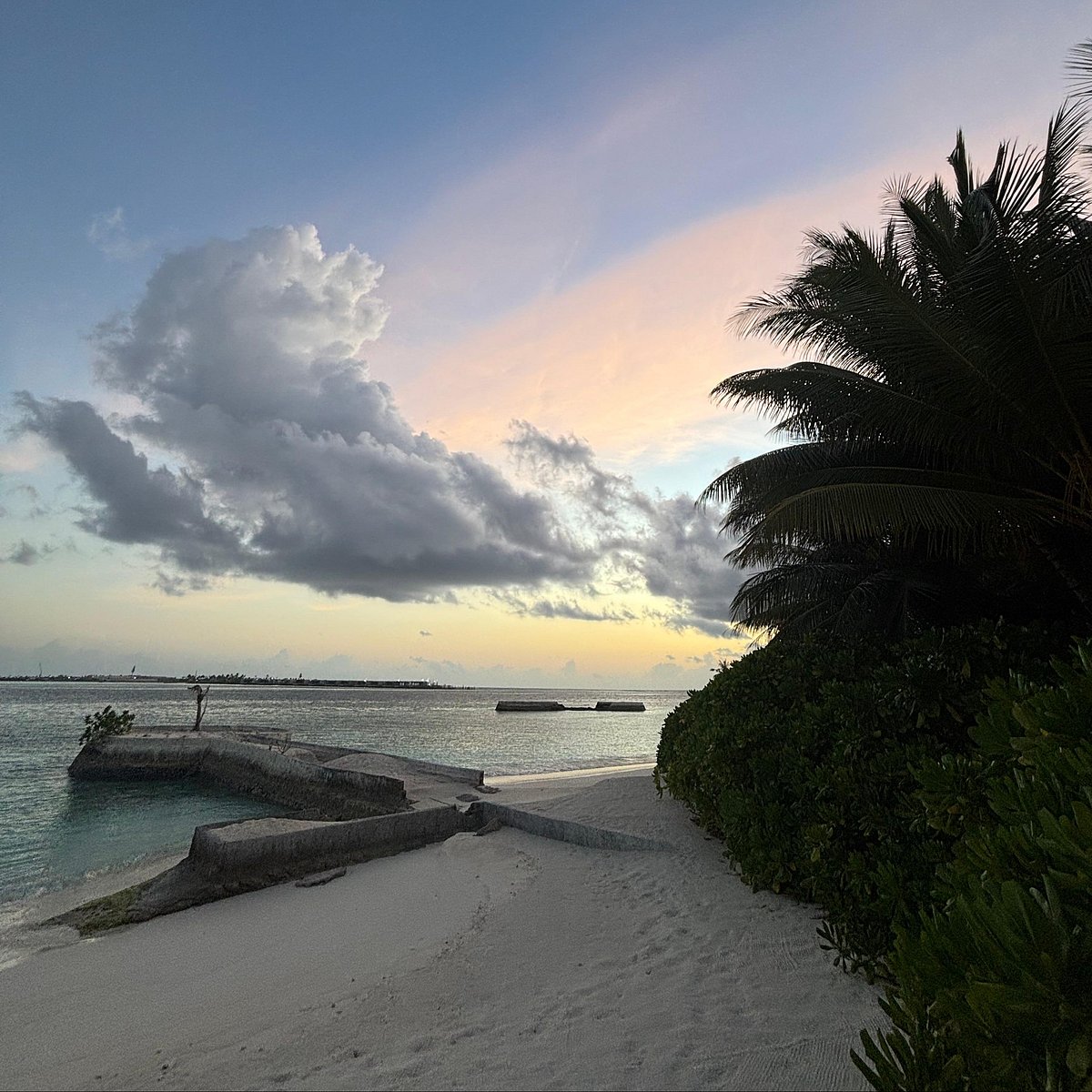 Days at OZEN RESERVE BOLIFUSHI are best spent lounging on the beach and admiring the sky changing colours