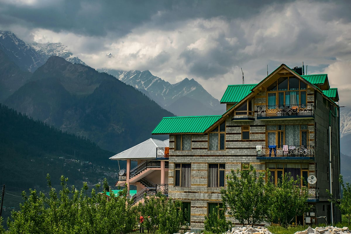 Pexels : Misty mornings, snow-dusted peaks, and steaming chai, Manali in winter is where adventure meets cosy tranquillity
