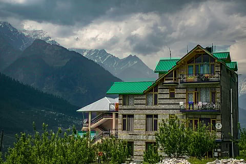 Misty mornings, snow-dusted peaks, and steaming chai, Manali in winter is where adventure meets cosy tranquillity.