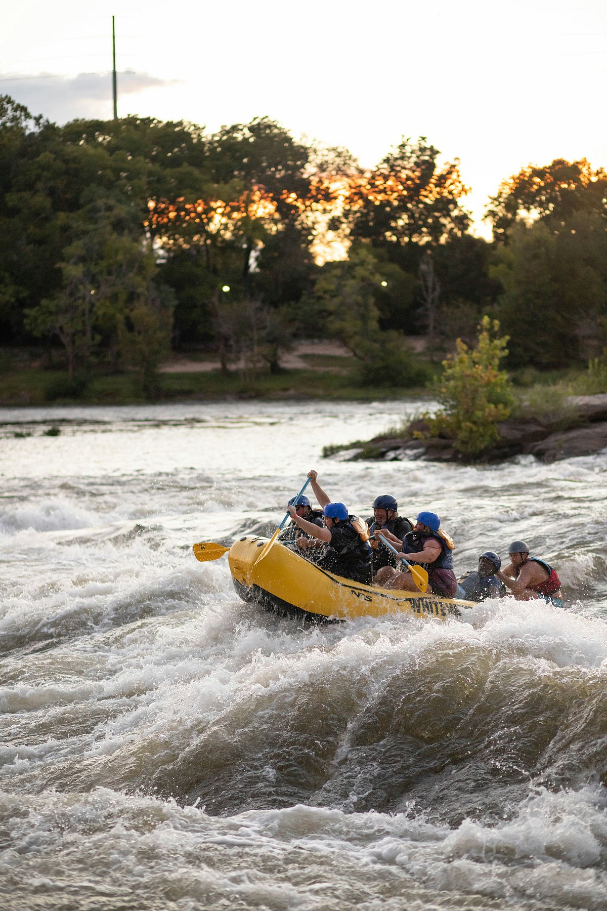 Unsplash : People enjoy river rafting