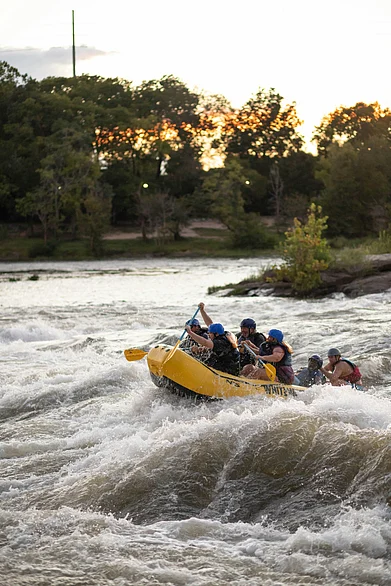 Unsplash : People enjoy river rafting