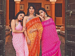 Neelgar : Neelgar offers silk scarves, saris, shawls amd kurta sets