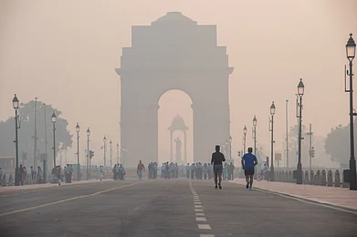 Shutterstock : Joggers navigate heavy smog in India Gate, Delhi