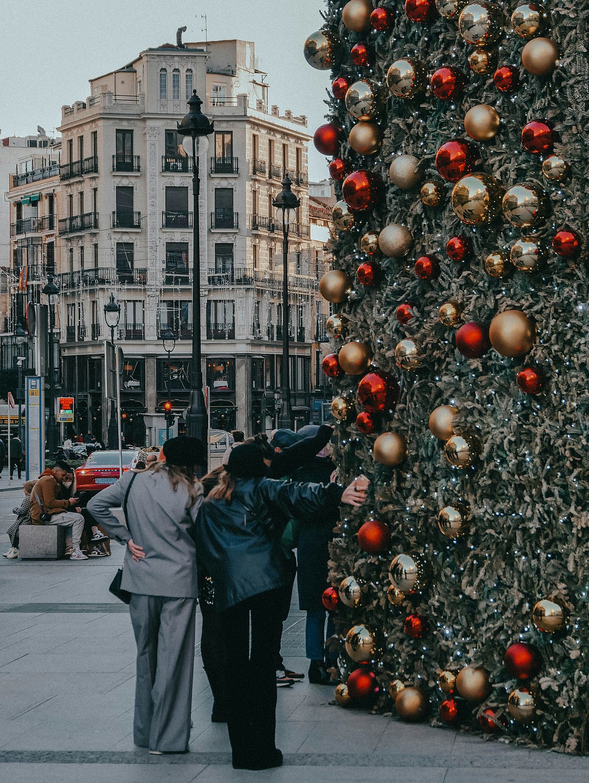 Unsplash : People enjoy city during Christmas