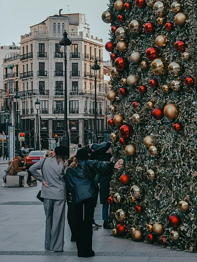 Unsplash : People enjoy city during Christmas
