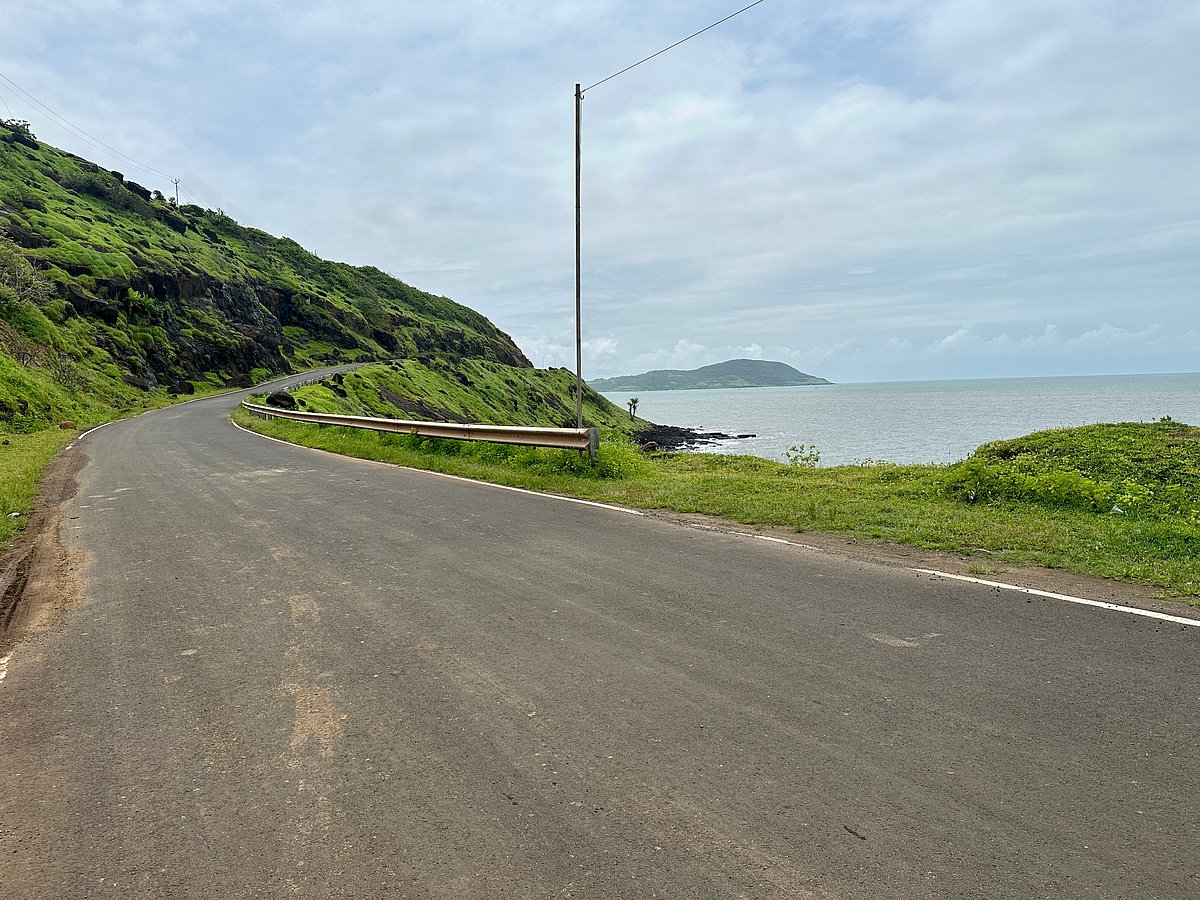 Scenic road near Kondivali beach