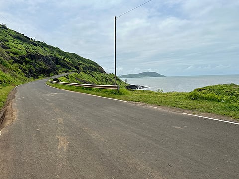 Scenic road near Kondivali beach