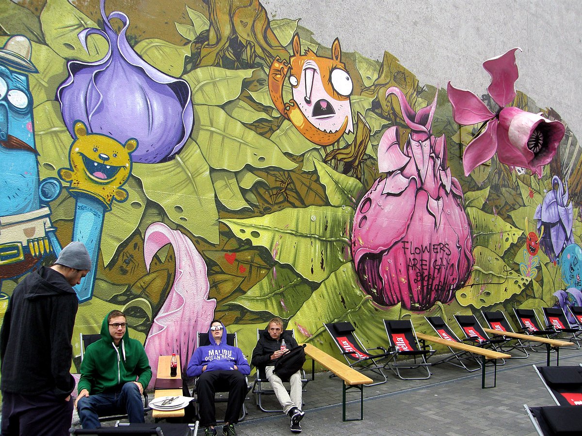 Finn-johs/Wiki Commons : Wall painting seen near Maybachufer in Berlin-Kreuzberg, Germany