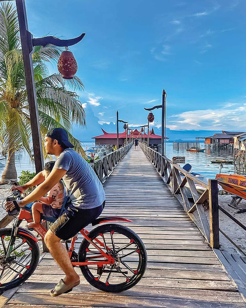 A glimpse of everyday life on Mabul Island