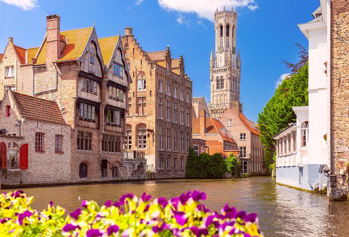 Shutterstock : Bruges’ medieval Belfort rises above the Rosary Quay