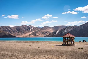 Shutterstock : Pangong Tso’s vivid blues framed by Ladakh’s stark mountains