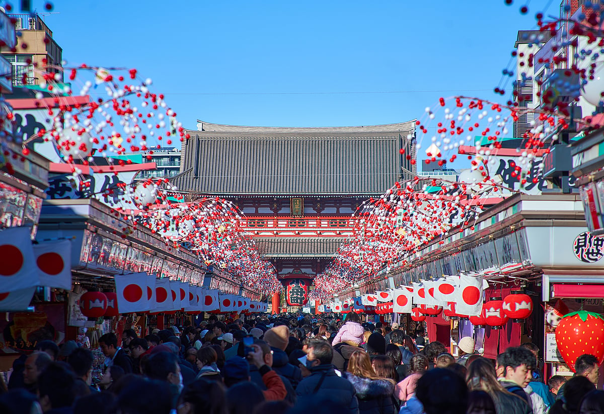 Senso-ji Temple crowded with visitors for Hatsumode 