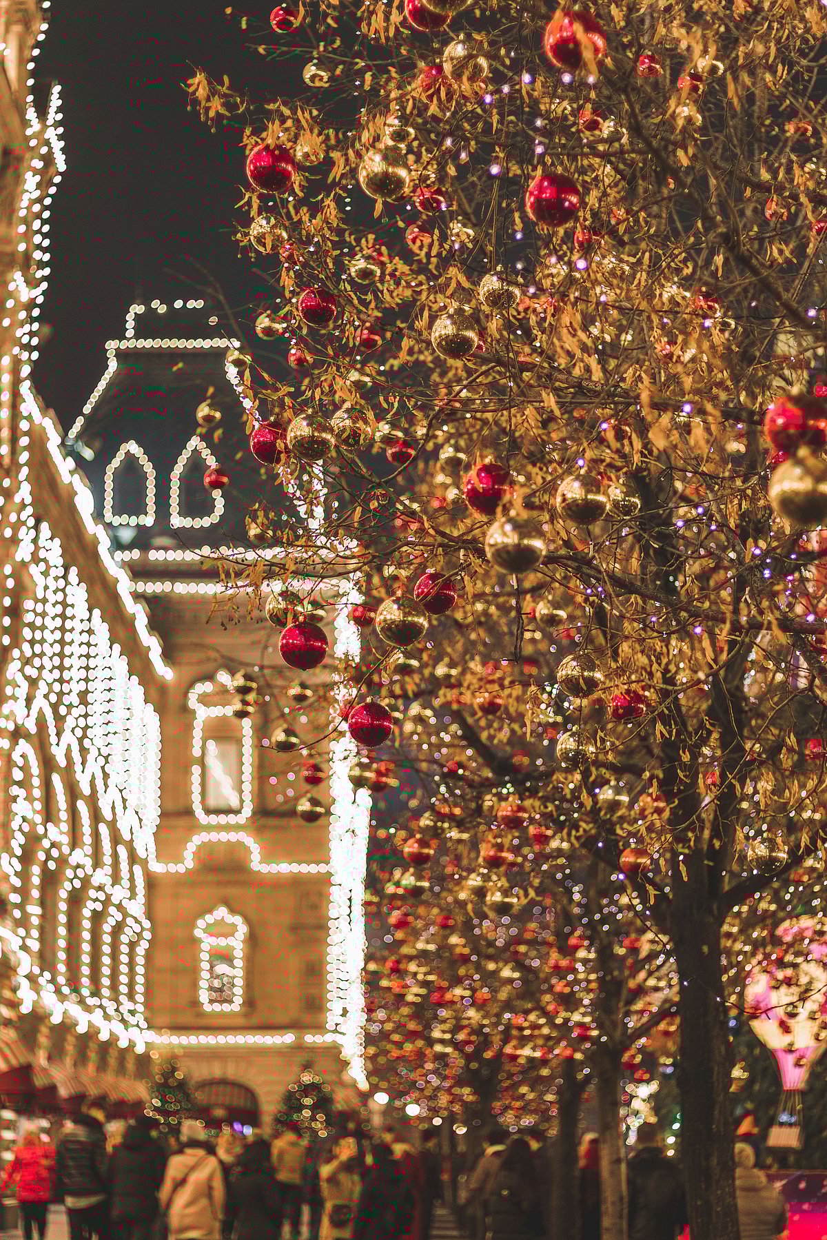 Unsplash : Christmas time as seen on a city street