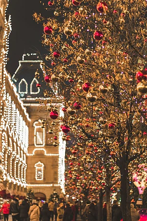 Unsplash : Christmas time as seen on a city street