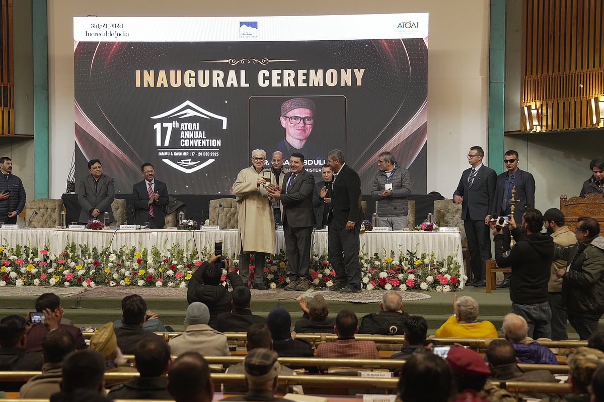Ajeet Bajaj presented Shri Omar Abdullah with a stone from the summit of Mount Everest. 