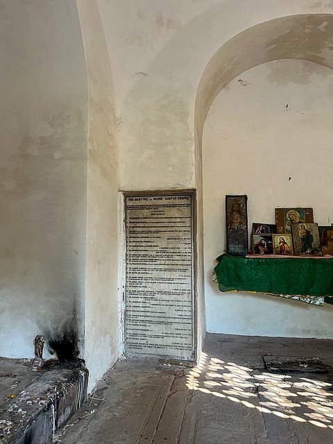 Memorial plaque on the side wall of the arch