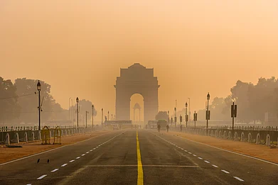 Shutterstock : India Gate silhouetted against a smoggy winter morning in Delhi