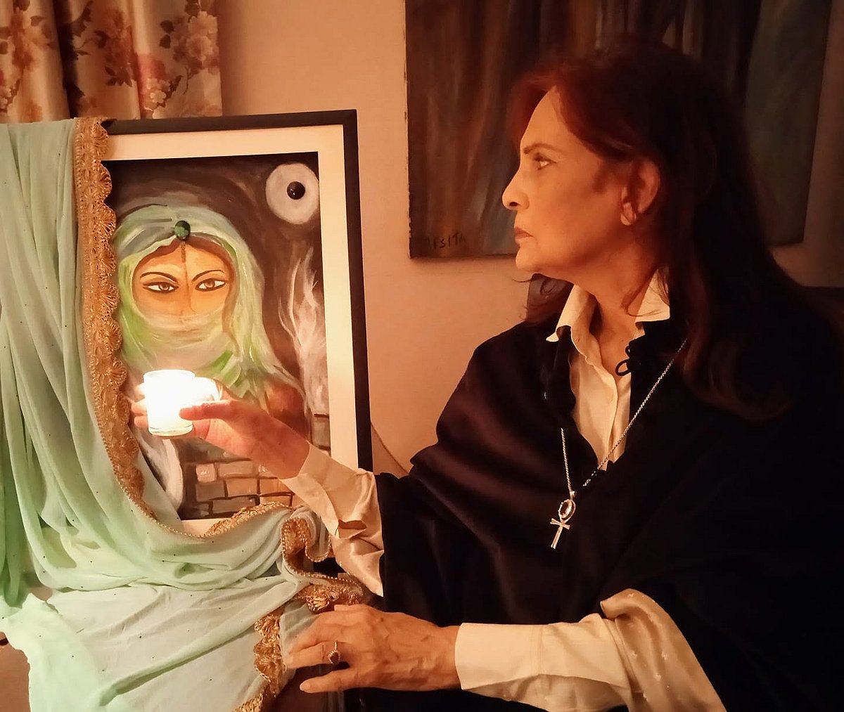 Ipsita Roy Chakraverti sitting before the portrait of Ratvati of Bhangarh. She painted the picture after having glimpsed her at Bhangarh