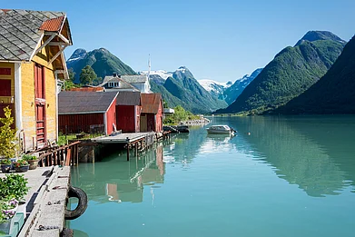 Shutterstock : Fjærlandsfjord and the village of Mundal, Norway