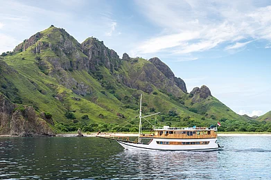 Shutterstock : Cruise boats navigating Komodo National Park, Indonesia