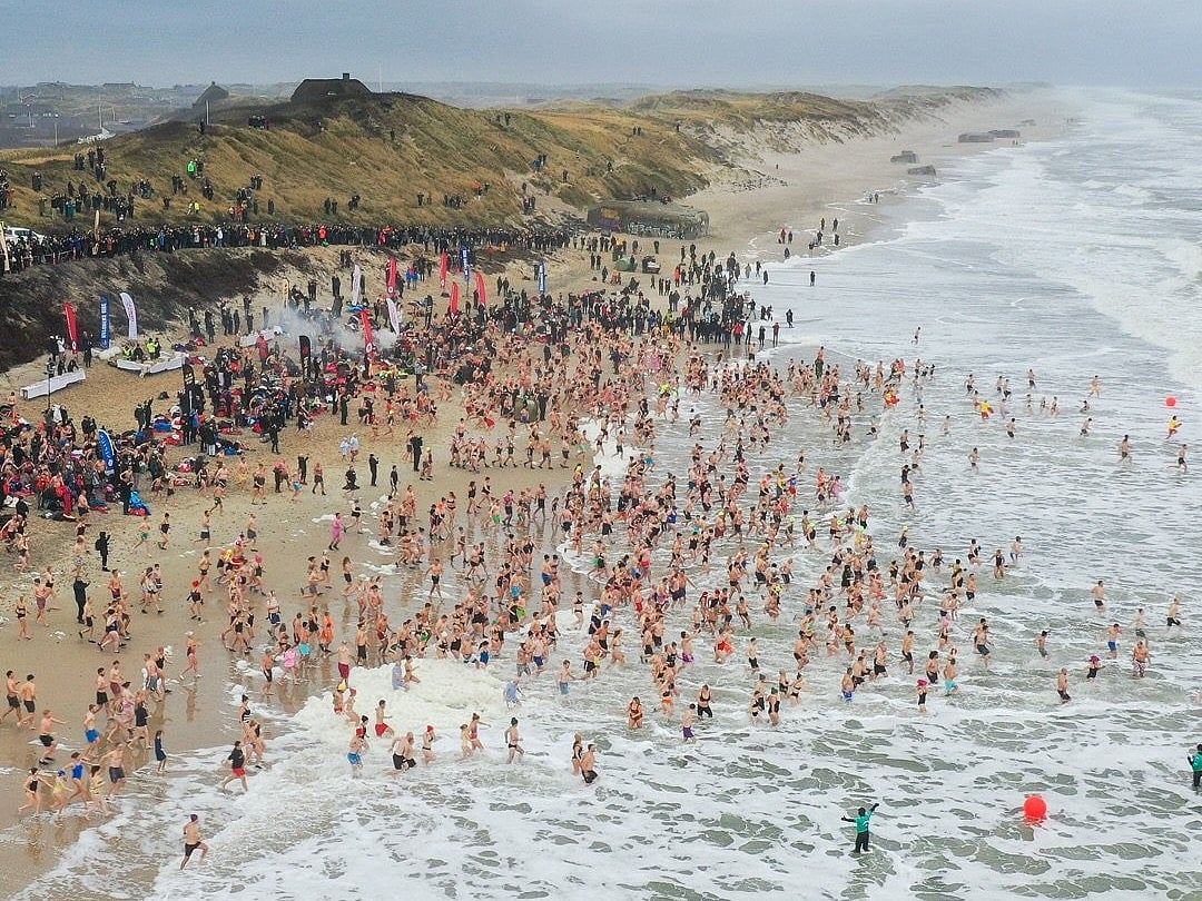On the last day of the year in Søndervig, Danes are taking this tradition to the next level – by turning a small jump into a big, chilly splash with a plunge straight into the North Sea
