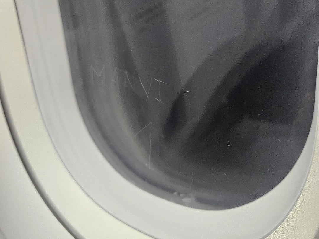 A Redditor posted posted an image of a passenger’s name etched on aircraft window