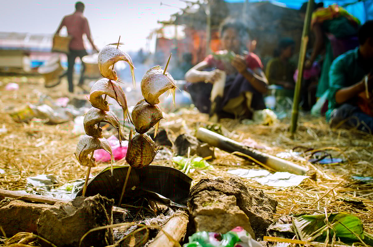 Wikimedia Commons : Tiwa people preparing smoked fish for lunch during Jonbeel mela held near Jagiroad, Morigaon district, Assam