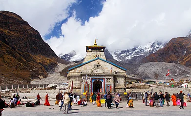 Shutterstock : Kedarnath Temple set against the Himalayan landscape, Uttarakhand