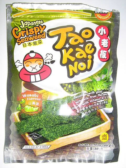Snack tourists love to pick up crispy Tao Kae Noi seaweed in varieties like tempura or salted egg yolk