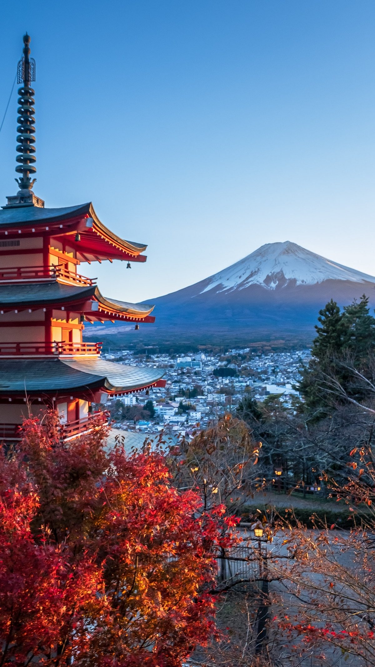 Shutterstock : Mount Fuji framed by Chureito Pagoda