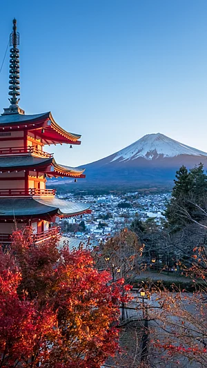 Shutterstock : Mount Fuji framed by Chureito Pagoda